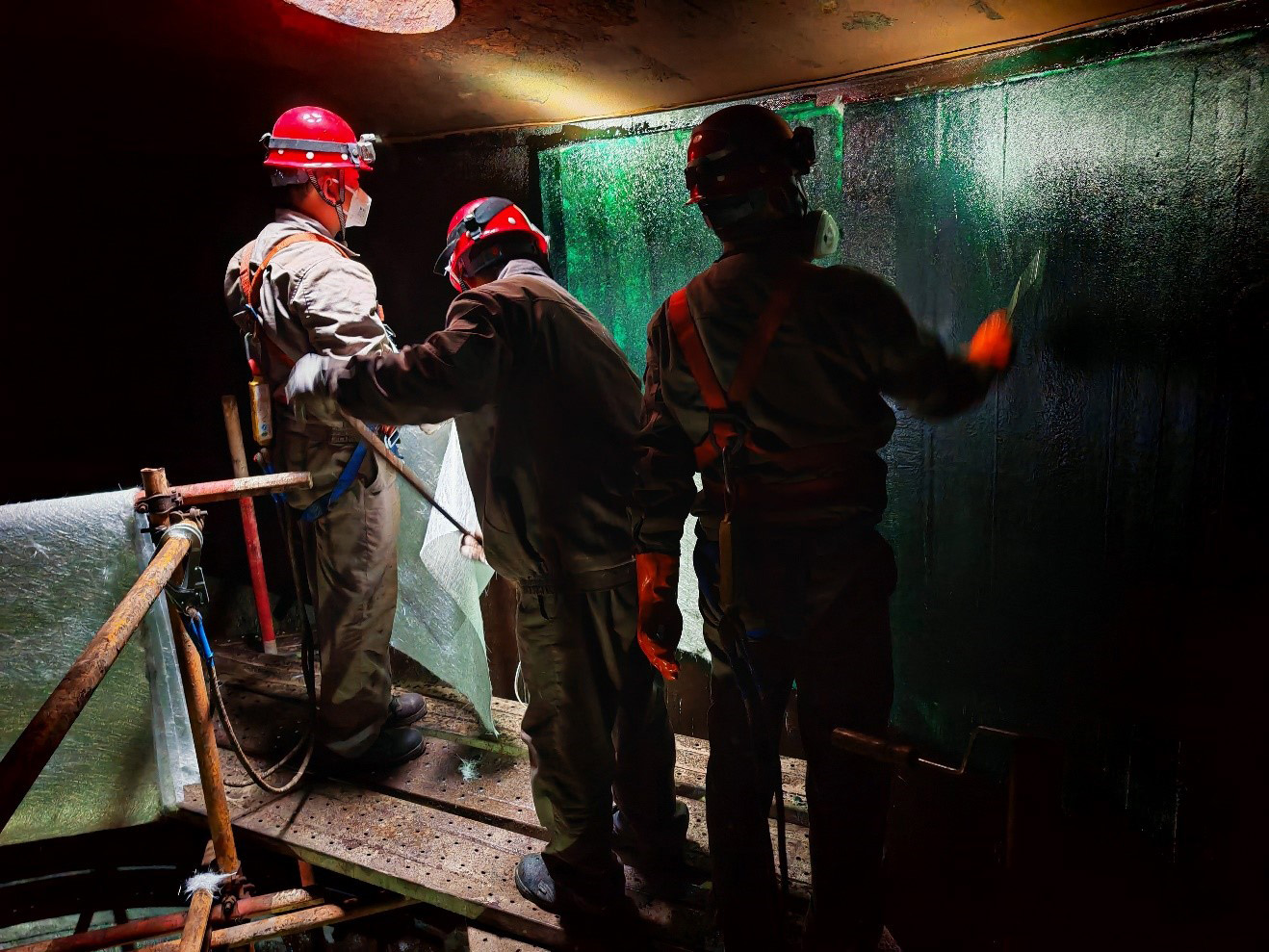 澳科中意圓滿完成陜西某油田立式儲罐內(nèi)襯防腐施工